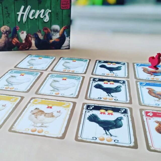 Con Hens dovremmo imparare a destreggiarci tra diverse razze di galline per riuscire a creare il pollaio più armonioso! 
Gioco veloce e semplice da 1 a 4 giocatori, 10+, con partite di circa 20 min, edito da @littlerocketgames i cui autori sono Giampaolo Razzino e Marco Salogni; si classifica sicuramente come un astratto competitivo, basato su carte.
La sfida potrebbe sembrare semplice, le regole di piazzamento sono poche e alla portata di tutti ma… Non sarà così semplice creare l’incastro perfetto e raggiungere gli obbiettivi di fine partita! 
Il gioco risulta essere un simpatico, un fillerino adatto anche ai neofiti, intavolabile ovunque e con partite veloci!

Chi di voi riuscirà ad ottenere il titolo come migliore allevatore di galline?

Acquistalo su @magicmerchant.it 

#giochidatavolo #boardgames #brettspiel #jeudesociete #jeuxdesociete #jeuxdesociété #juegosdemesa #jogosdetabuleiro #tabletopgamer #planszowki #planszówki #boardgamegeek #ボードゲーム #настольныеигры #gryplanszowe