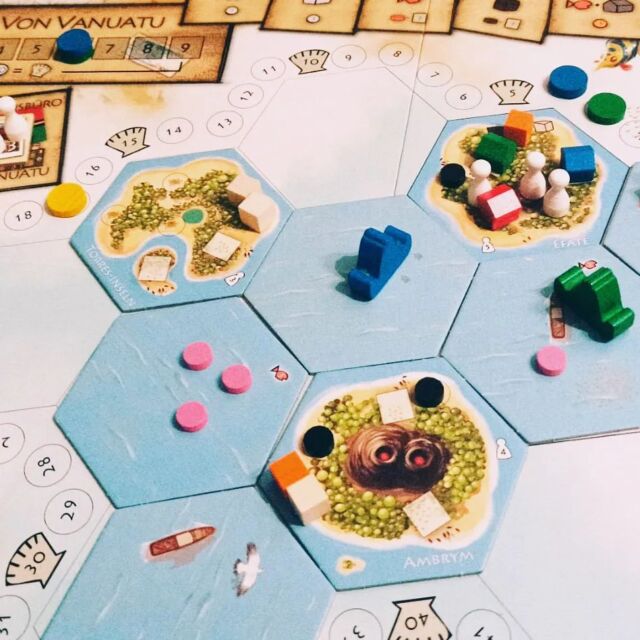 Vanuatu, secondo noi uno dei migliori nel suo genere.
Astenersi i non amanti dell'interazione.
Peccato sia introvabile. Da ristampare.

#giochidatavolo #boardgames #brettspiel #jeudesociete #jeuxdesociete #jeuxdesociété #juegosdemesa #jogosdetabuleiro #tabletopgamer #planszowki #planszówki #boardgamegeek #ボードゲーム #настольныеигры #gryplanszowe