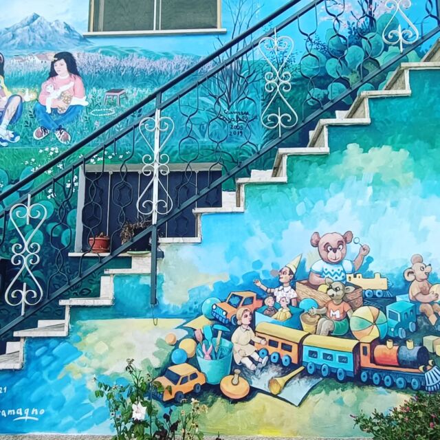 Bellissima Azzinano di Tossicia. Un piccolo borgo tra i monti teramani, tappezzato di murales che riprendono i giochi di una volta. @azzinano @azzinano.paesedeimurales 

#murales #tossicia #teramo #azzinano #giochidiunavolta #borghipiubelliditalia #borghiitaliani