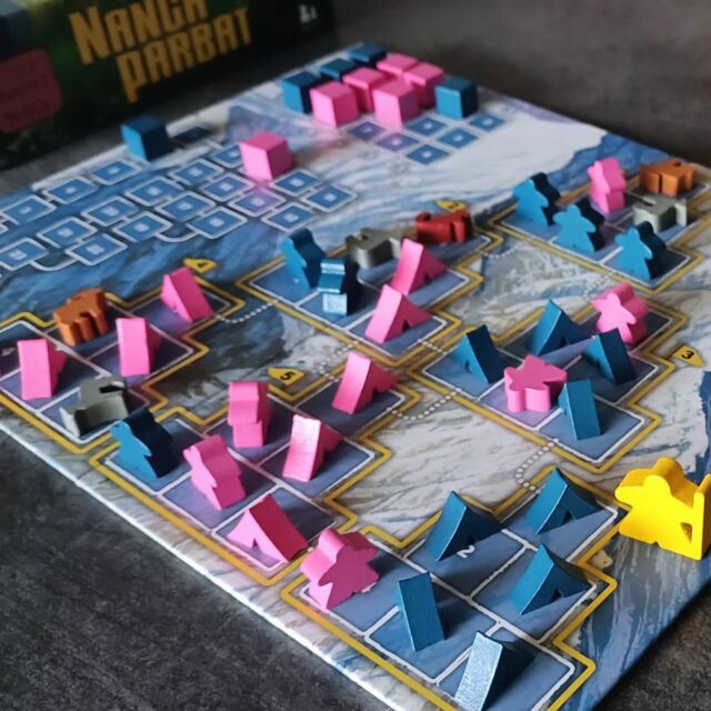 State cercando un gioco semplice, veloce e divertente per due giocatori? Ecco a voi Nanga Parbat della @littlerocketgames 

Noi lo stiamo giocando tantissimo e ci piace molto l'alta interazione e la corsa che si crea al conseguimento degli obiettivi. Una partita tira l'altra!
Trovate anche il tutorial sul nostro blog ed una partita intera giocata in live su Twitch.

#giochidatavolo #boardgames #brettspiel #jeudesociete #jeuxdesociete #jeuxdesociété #juegosdemesa #jogosdetabuleiro #tabletopgamer #planszowki #planszówki #boardgamegeek #ボードゲーム #настольныеигры #gryplanszowe