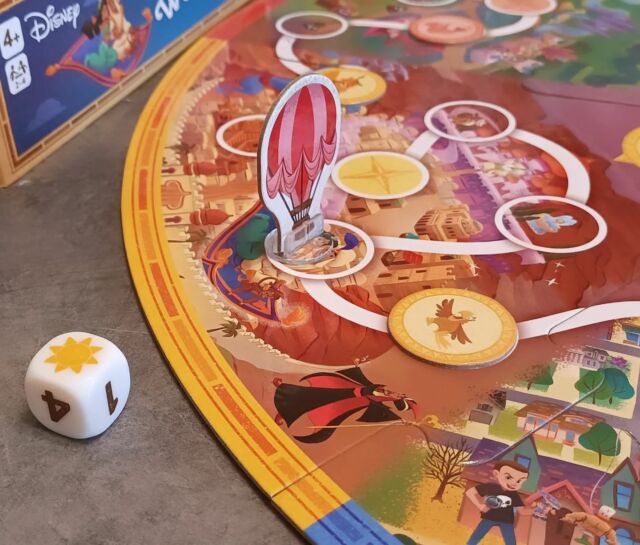 State cercando un gioco per bambini? Un'alternativa al gioco dell'oca? Ecco a voi Around the World della @ravensburger.it

Esplorate il magico mondo @disney a bordo di mongolfiere. Guidate la vostra mongolfiera attraverso sei incantevoli reami e collezionate i timbri per il vostro passaporto. Tirate un dado per vedere dove vi muoverete. Quando c'è il sole, il clima è perfetto per volare, ma state attenti al vento e alle nuvole! Il primo a collezionare quattro timbri diversi sarà il vincitore!

#giochidatavolo #boardgames #brettspiel #jeudesociete #jeuxdesociete #jeuxdesociété #juegosdemesa #jogosdetabuleiro #tabletopgamer #planszowki #planszówki #boardgamegeek #ボードゲーム #настольныеигры #gryplanszowe