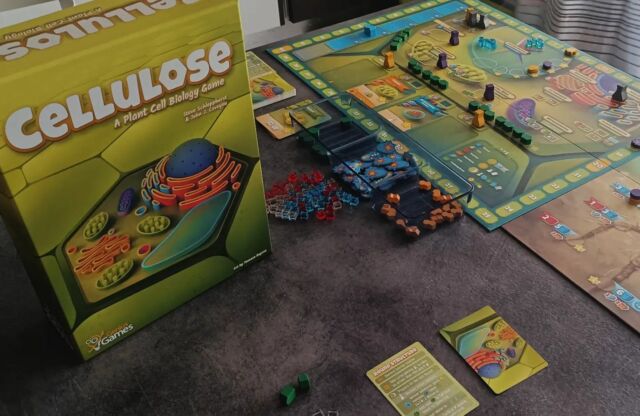 🧬🎲 Proviamo Cellulose, un gioco da tavolo firmato @gotgeniusgames .
Genius Games, nota per la sua dedizione ai giochi a tema scientifico, si conferma come un punto di riferimento in questo affascinante mondo ludico. 🌐👩‍🔬

L’obiettivo è fare il maggior numero di punti salute (o punti vittoria) entro la fine della partita. Come? Attraverso il piazzamento dei lavoratori e la gestione delle risorse. Raccogli acqua (H2O) e anidride carbonica (CO2) per trasformarle in carboidrati, energia e proteine. Utilizza gli ormoni per potenziare i sistemi della tua pianta.

La cura per i dettagli e la grafica di alta qualità sono testimonianza della reputazione consolidata di Genius Games nella produzione di giochi che combinano intrattenimento e apprendimento. La mia prima esperienza con Cellulose, sebbene limitata a una partita a due giocatori👥, ha rivelato elementi di strategia e dinamiche di gioco che stimolano la voglia di riprovarlo, magari in 3 o 4 giocatori.

#giochidatavolo #boardgames #brettspiel #jeudesociete #jeuxdesociete #jeuxdesociété #juegosdemesa #jogosdetabuleiro #tabletopgamer #planszowki #planszówki #boardgamegeek #ボードゲーム #настольныеигры #gryplanszowe