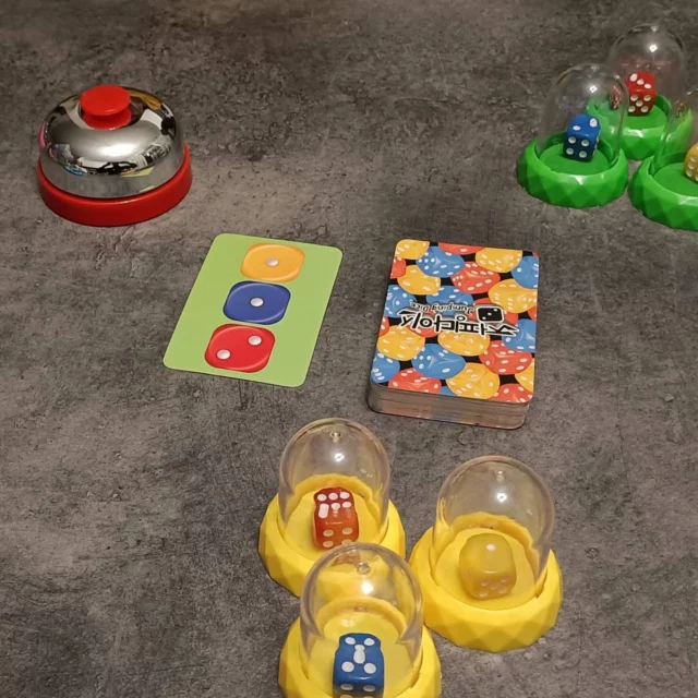 Questa sera grandi risate con Jumping Dice della Koreana @boardboom_games

🎲 Un party game per tutti, ma proprio TUTTI! 🎉
Semplice, veloce e super divertente:
1️⃣ Gira una carta.
2️⃣ Scuoti l'ampollina con i dadi.
3️⃣ Raggiungi il pattern indicato.
4️⃣ Suona il campanello e vinci la carta!

🛎️ Chi accumula più carte vince la partita.
Un gioco perfetto per risate e adrenalina, con tanto fattore aleatorio ma garantito divertimento! 😄

✨ Ottimi materiali e una grafica accattivante rendono l'esperienza ancora più piacevole e coinvolgente.

💡 Un'idea interessante anche per qualche editore italiano! 😉

📍 Che ne pensi? Lo proveresti?

#BoardGameItalia #PartyGame #Divertimento #GiochiPerTutti #FamilyGames #boardgames 
#giochidatavolo #boardgames #brettspiel #jeudesociete #jeuxdesociete #jeuxdesociété #juegosdemesa #jogosdetabuleiro #tabletopgamer #planszowki #planszówki #boardgamegeek #ボードゲーム #настольныеигры #gryplanszowe